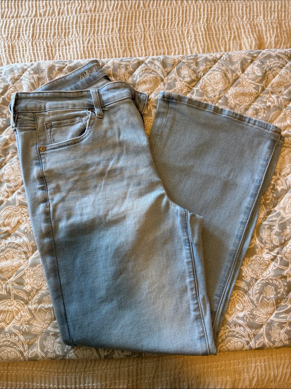 American Eagle Flared, cropped Jeans in Light Wash